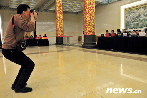 兩會(huì)攝影記者的百變身姿