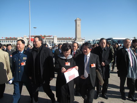 參會(huì)委員步入會(huì)場(chǎng)