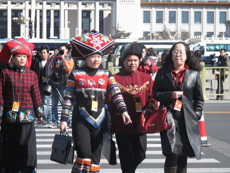 參會(huì)委員步入會(huì)場(chǎng)