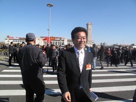 全國政協(xié)委員朱軍抵達(dá)會場