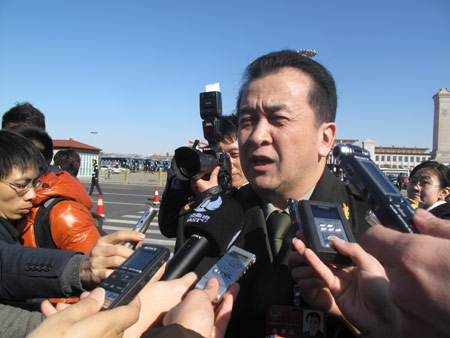 政協(xié)委員黃宏接受記者采訪(圖)