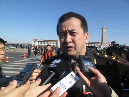 政協(xié)委員黃宏接受記者采訪(圖)