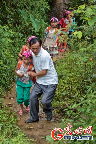最美鄉(xiāng)村教師李修雄:大山的孩子讓我留下來(lái)
