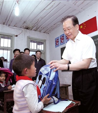 “六一”前夕 總理看望留守兒童過問營養(yǎng)餐