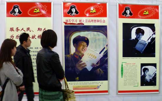 雷鋒事跡大型原創(chuàng)攝影作品展在上海展出