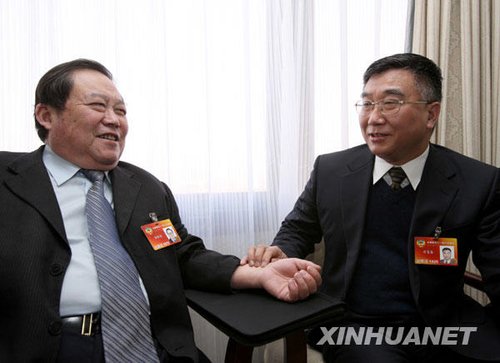 兩會花絮:“神醫(yī)委員”休息時間替委員看病