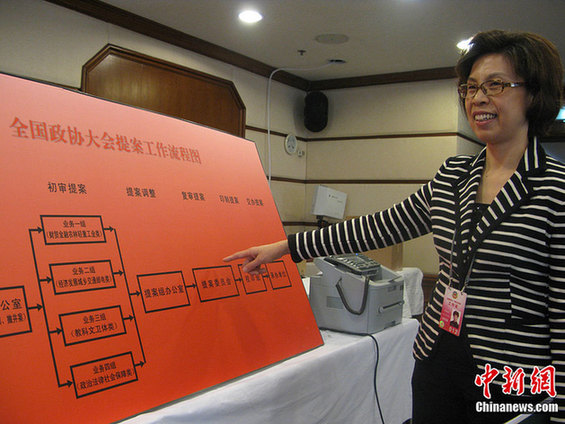 禮儀小姐在機(jī)場(chǎng)等候委員抵達(dá)