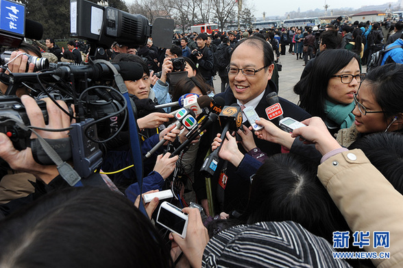 政協(xié)委員遭遇記者圍堵采訪