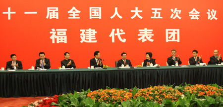 中共中央政治局常委、中央紀(jì)委書記賀國(guó)強(qiáng)看望人大福建代表團(tuán)（組圖）