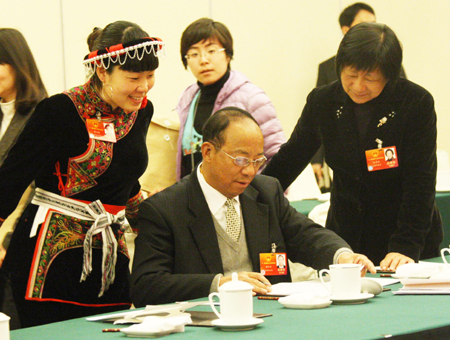 中共中央政治局常委、中央紀(jì)委書記賀國(guó)強(qiáng)看望人大福建代表團(tuán)（組圖）