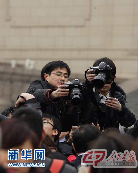 全國兩會記者現(xiàn)場感言 擠是一種勇氣
