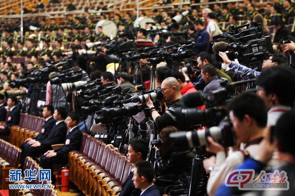 全國兩會記者現(xiàn)場感言 擠是一種勇氣