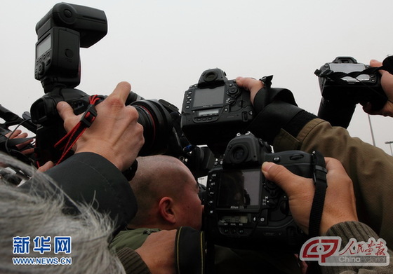 全國(guó)兩會(huì)記者現(xiàn)場(chǎng)感言 擠是一種勇氣