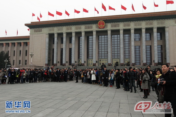 全國(guó)兩會(huì)記者現(xiàn)場(chǎng)感言 擠是一種勇氣