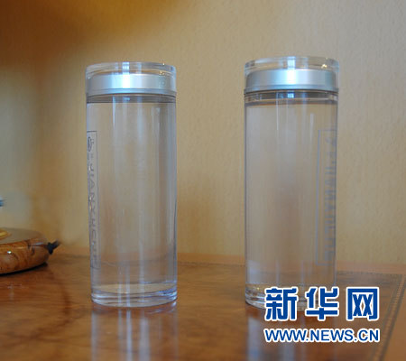 走近把“洞庭湖水”“湘江水”帶到北京的基層人大代表?xiàng)罾?/></p>

<p>3月10日，全國人大代表、湖南省岳陽市屈原管理區(qū)鳳凰村村委會(huì)副主任楊莉接受新華網(wǎng)記者專訪。圖為楊莉向記者展示的自己帶來的“洞庭湖水”（左）和“湘江水”（右）。新華網(wǎng)記者姜春媛 攝</p>

<p>“兩年前，我?guī)е兄x信進(jìn)北京，今年，我把‘洞庭湖’和‘湘江’一起帶到了北京?！币姷接浾?，全國人大代表、湖南省岳陽市屈原管理區(qū)鳳凰村村委會(huì)副主任楊莉就向記者展示了她帶來的“湖”和“江”。</p>

<p>這是一位怎樣的人大代表？她有著怎樣的故事？3月10日，新華網(wǎng)記者走近了這位人大代表。</p>

<p><strong>“看到洞庭湖和湘江治理初見成效，打心眼里高興”</strong></p>

<p>“這是我特地帶來的水，一瓶裝的是洞庭湖水，一瓶是湘江水?！睏罾虼砼d致勃勃地說，“我想向代表展示這兩瓶水，告訴他們現(xiàn)在洞庭湖和湘江的水真的變清澈了！”說著，她把兩瓶“沉甸甸”的水拿到了窗前，在柔柔的陽光下，清清的水，非常的精瑩潔凈。</p>

<p>據(jù)介紹，近幾年，中央對洞庭湖和湘江治理問題高度重視，將環(huán)洞庭湖生態(tài)經(jīng)濟(jì)圈上升為國家戰(zhàn)略，湖南省委省政府提出“把湘江打造成東方萊茵河”，岳陽市委市政府也采取了一系列措施。</p>

<p>“我是湖邊長大的人，洞庭湖是我們的母親湖，所以我對這里有著特殊的感情，五年來我一直關(guān)注著洞庭湖。看到洞庭湖和湘江治理初見成效，打心眼里高興?！睏罾蛘f。</p>

<p><strong>“建議開展洞庭湖江豚保護(hù)行動(dòng)”</strong></p>

<p>在采訪中，楊莉表示，有一件事讓她特別憂心?！岸赐ズ前做掚嗟墓枢l(xiāng)，但幾年前，白鰭豚被宣告功能性滅絕后，中國陸地范圍內(nèi)的水生高等哺乳動(dòng)物就僅剩江豚了。” 作為岳陽市江豚保護(hù)協(xié)會(huì)副會(huì)長，楊莉感慨頗深，“江豚是非?？蓯鄣牟溉閯?dòng)物，被稱為‘微笑天使’，它們也是一家三口一起活動(dòng)，也是十月懷胎，和我們?nèi)耸且粯拥?，但現(xiàn)在洞庭湖僅存150多條。”</p>

<p>據(jù)楊莉介紹，20年前，長江及洞庭湖的魚類有125種，有“淡水水生生物種質(zhì)資源基因庫”美譽(yù)。但近兩年，可觀測到的魚類只有10多種了，且個(gè)體低齡化現(xiàn)象嚴(yán)重，捕撈量下降，部分魚類已滅絕?！叭绻患訌?qiáng)江豚乃至水生生態(tài)系統(tǒng)的保護(hù)，也許再過若干年，江豚也將滅絕?！?/p>

<p>如何扭轉(zhuǎn)江豚可能面臨的命運(yùn)，楊莉代表建議，一方面，國家采取措施，緊急展開洞庭湖江豚保護(hù)行動(dòng)，另一方面，洞庭湖要設(shè)立常年禁漁區(qū)，并減少停泊的運(yùn)砂船只，以保護(hù)江豚正常生活來往通道及魚類洄游通道的暢通。</p>

<p>楊莉還告訴記者，來北京前，她專門請?jiān)O(shè)計(jì)師設(shè)計(jì)了一個(gè)保護(hù)江豚的徽章，發(fā)給湖南每個(gè)代表，希望大家一起將這份愛心進(jìn)行傳遞，共同保護(hù)我們的家園。她呼吁，對洞庭湖的保護(hù)，應(yīng)該成為全社會(huì)共同參與的一個(gè)長遠(yuǎn)性的公益項(xiàng)目。</p>

<p><strong>“我經(jīng)常隨身攜帶個(gè)本子，與村民聊天、調(diào)研”</strong></p>

<p>眼前的楊莉代表是個(gè)開朗、樂觀、積極的人，但曾經(jīng)，她卻有著一段坎坷的經(jīng)歷：10多年前，她和丈夫一起遭遇了車禍，楊莉重傷，丈夫當(dāng)場去世。“一天之內(nèi)，我的世界變成了黑色，兒子還只有十來歲，家里的一切壓在了我身上。”楊莉說。</p>

<p>這些年，她獨(dú)自一個(gè)人承擔(dān)著父親和母親的雙重角色，她開了一家超市，一個(gè)人從早忙到晚。楊莉說，她這么做，是要為兒子撐起一片天，更要為兒子做個(gè)榜樣，告訴他生活的意義。</p>

<p>如今，兒子在北京的一所大學(xué)讀研究生。對此，楊莉非常欣慰：“我經(jīng)常和兒子說，要把同學(xué)當(dāng)成親人。要助人為樂、現(xiàn)在家里一般都是一個(gè)小孩，如果兒子可以多幾個(gè)這樣的‘親人’，是他的福氣?！焙茉玳_始，家里的事，楊莉總是讓兒子參與意見，目的就是讓他成為一個(gè)有責(zé)任感、有擔(dān)當(dāng)?shù)哪凶訚h。</p>

<p>生活的坎坷不但沒有將楊莉打敗，反而讓她變得熱心而開朗，“來參加兩會(huì)，很多人都開玩笑說我是‘明星代表’，因?yàn)槲姨岬慕ㄗh幾次被國家列入重點(diǎn)建議?！睏罾蛐χf，她平時(shí)非常愿意和村民們聊天，經(jīng)常隨身攜帶個(gè)本子，閑下來就和村民聊天，聊天的過程對于她來說也是調(diào)研的過程。村民談到的一些困難和社會(huì)問題，楊莉都會(huì)記錄，然后請教有關(guān)專家或者上網(wǎng)查資料，作為給國家提建議的參考。</p>

<p>談到農(nóng)村的生產(chǎn)，楊莉告訴記者，為提高農(nóng)民收入，她多次跑到湖南農(nóng)科院，請教專家，一次不成去兩次，兩次不成去三次，最終“感動(dòng)”了專家，專家教給了自己種紫薯的“高招”。</p>

<p>“出師”后，楊莉就自己先實(shí)踐，“普通紅薯幾毛錢一斤，但紫薯就能翻好多倍，我種的紫薯，一畝一年有幾千的純收入。”實(shí)踐成功后，她就把技術(shù)教給其他農(nóng)民，增加了其他農(nóng)民的收入，“現(xiàn)代農(nóng)民，要勤奮，但更要講科技?！睏罾蛘f。</p>

<p>“我這個(gè)人大代表既然當(dāng)了，就要認(rèn)真對待，把‘代表‘二字放在心上?！闭f起“秘訣”，楊莉說：“我是岳陽人，借用《岳陽樓記》的一句話，‘居廟堂之高則憂其民；處江湖之遠(yuǎn)則憂其君?！覀冏鳛榇?，其實(shí)就是‘橋梁’，把基層的情況向中央?yún)R報(bào)，讓他們了解基層的問題；把中央的政策向基層宣傳，幫助百姓排憂解難，要隨時(shí)保持‘橋梁’的暢通?！?/p>

<p>來源：新華網(wǎng) 編輯：馬原</p>
</div>

<!--/enpcontent-->
<div   id=