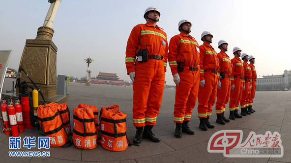 兩會(huì)廣角鏡：廣場上的捕捉鏡頭