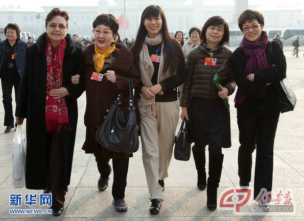 兩會(huì)廣角鏡：廣場上的捕捉鏡頭