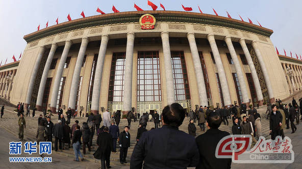 兩會(huì)廣角鏡：廣場(chǎng)上的捕捉鏡頭