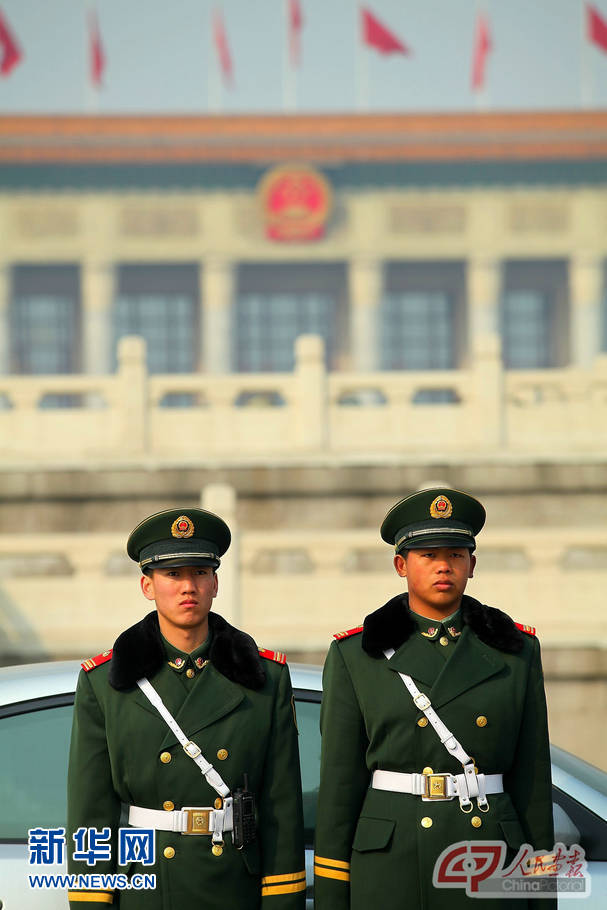 兩會(huì)廣角鏡：廣場(chǎng)上的捕捉鏡頭