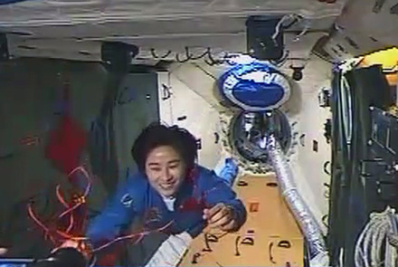 劉洋在“天宮”內(nèi)用紅絲繩編織中國結(jié)