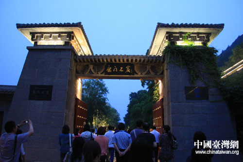 “網(wǎng)上看河南”走進(jìn)洛陽 記者夜游龍門石窟