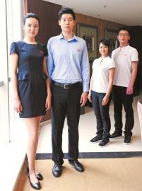 蜀繡熊貓領口藏 財富論壇志愿者裝亮相