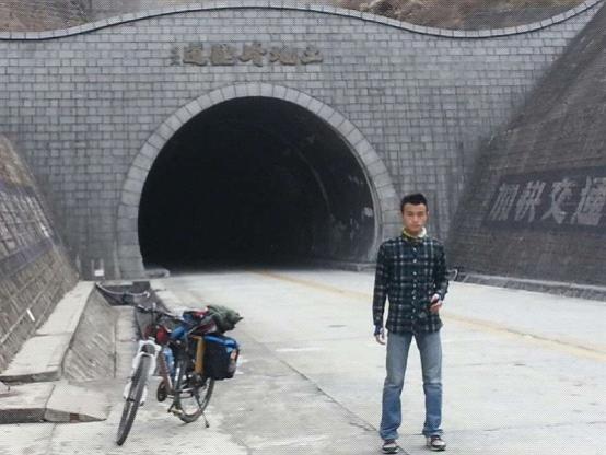 大學(xué)生難忍春運擁擠 騎車8天從西安到四川老家