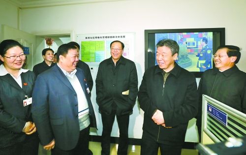 盧展工:你們的辛苦付出換來了節(jié)日的祥和歡樂