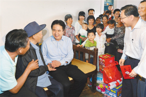 羅保銘在海南臨高革命老區(qū)慰問時與群眾共商“致富經(jīng)”