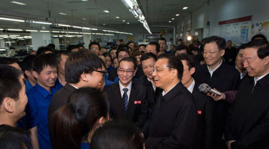 李克強在江蘇上?？疾? style=