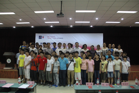 古井貢酒•年份原漿將助學(xué)金送到學(xué)生手中 <BR>——安徽希望工程2013愛心圓夢(mèng)大學(xué)活動(dòng)紀(jì)實(shí)