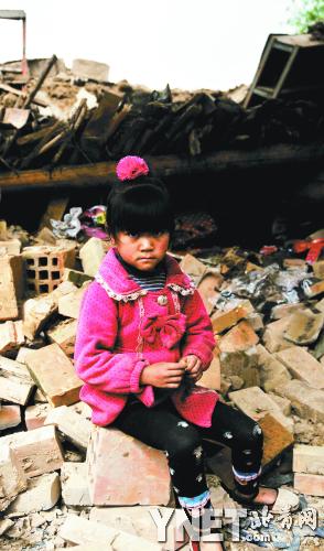 定西地震:3孤兒含淚埋葬了媽媽 17歲的她從此成了家長(zhǎng)