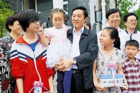 劉奇葆看望慰問汶川特大地震“三孤”人員