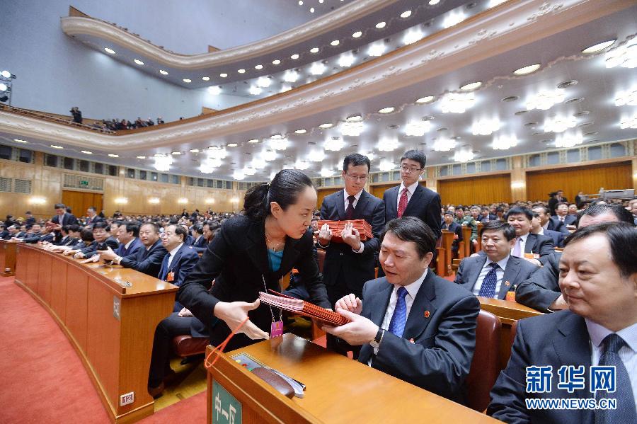 工作人員發(fā)選票