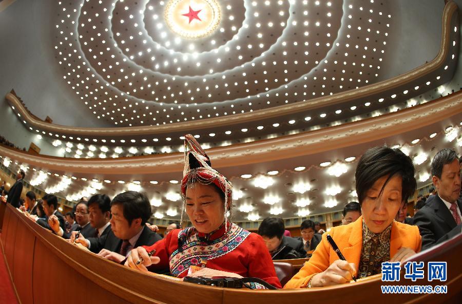 代表準(zhǔn)備填寫選票