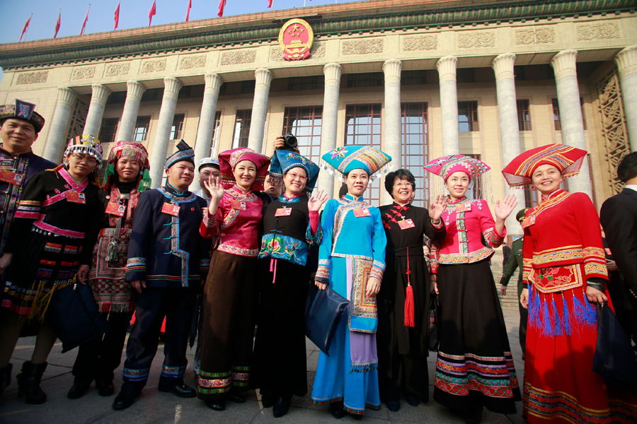 少數(shù)民族人大代表在會場外合影