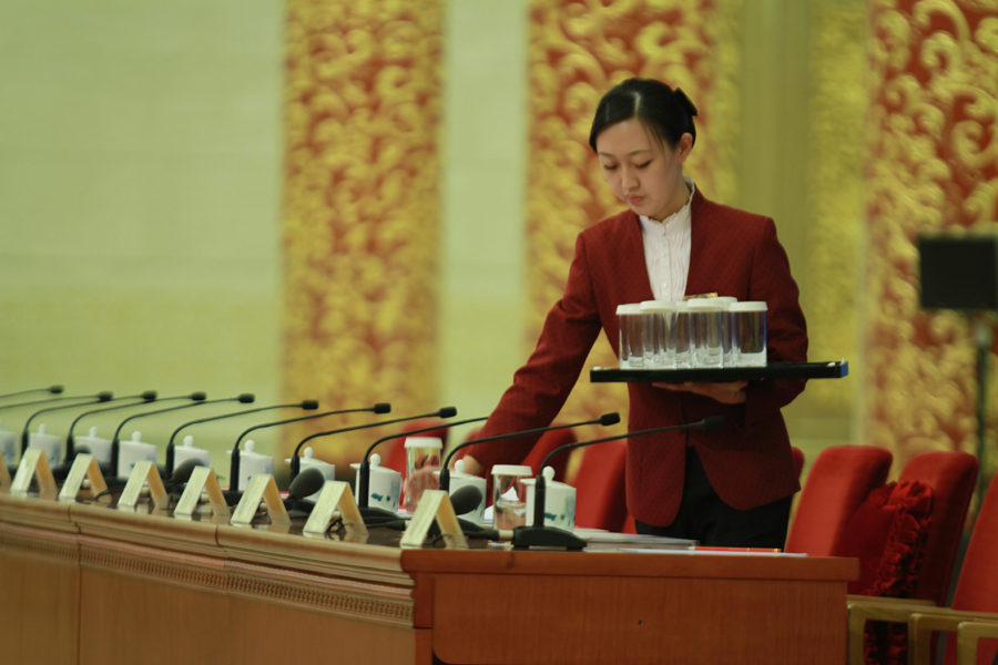 服務(wù)員做會前準(zhǔn)備工作