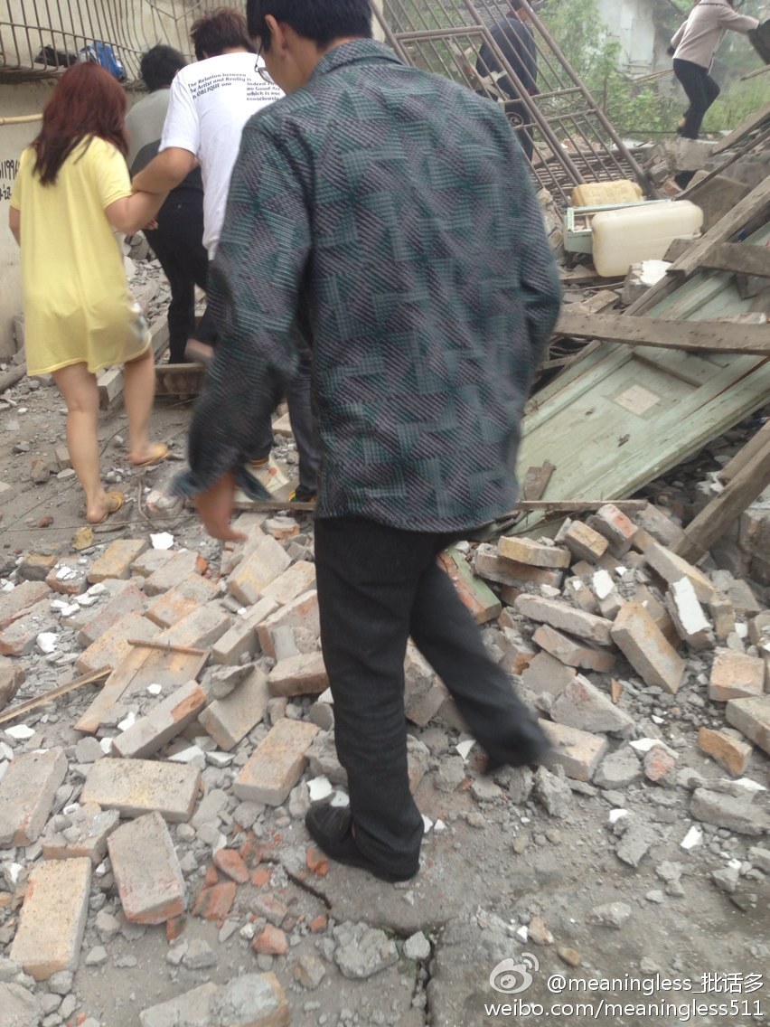 四川雅安地震現(xiàn)場 一片狼籍