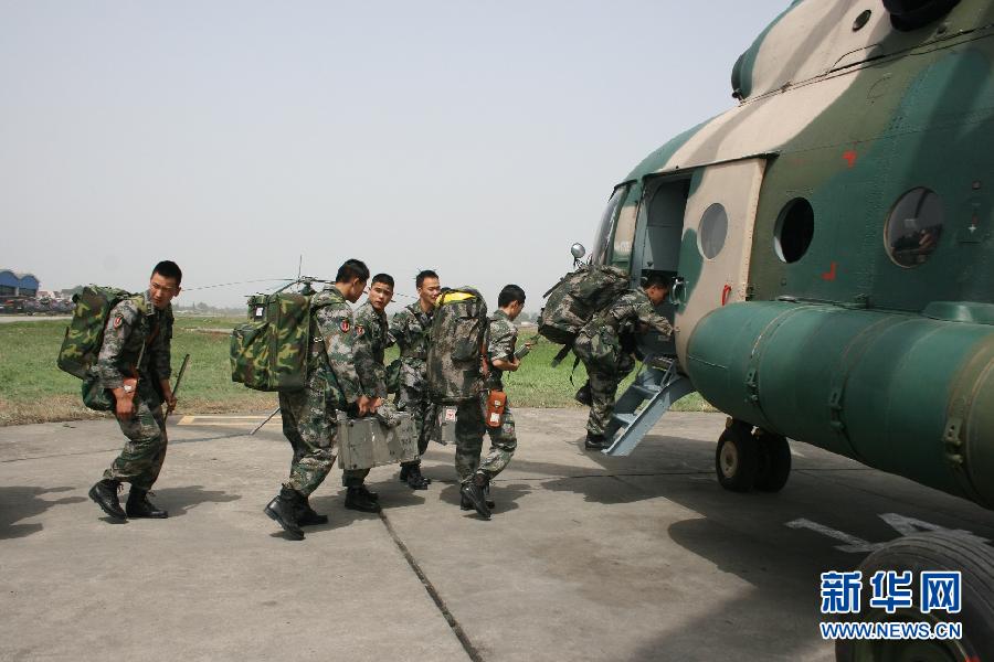 成都軍區(qū)出動(dòng)直升機(jī)參與救災(zāi)