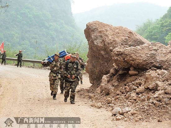 廣西救援隊(duì)展開(kāi)救援工作 全力搶修生命通道(組圖)