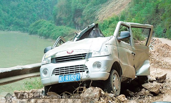 廣西救援隊(duì)展開(kāi)救援工作 全力搶修生命通道(組圖)