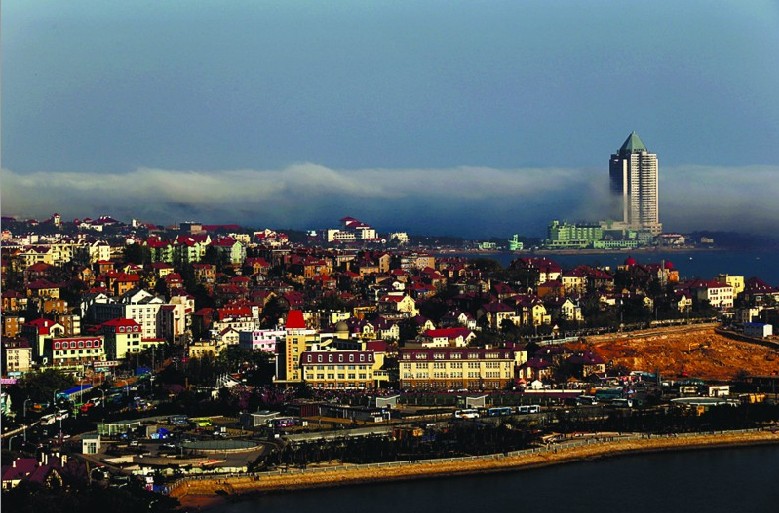 平流霧籠罩青島 映襯紅瓦綠樹(shù)美若仙境