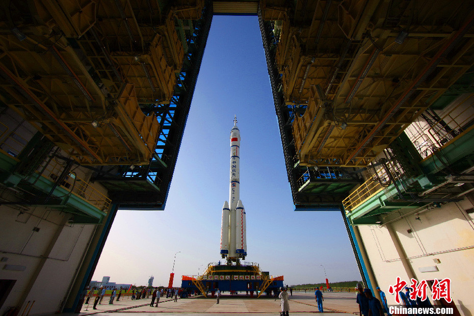 神舟十號(hào)飛船轉(zhuǎn)運(yùn)至發(fā)射區(qū)(高清)