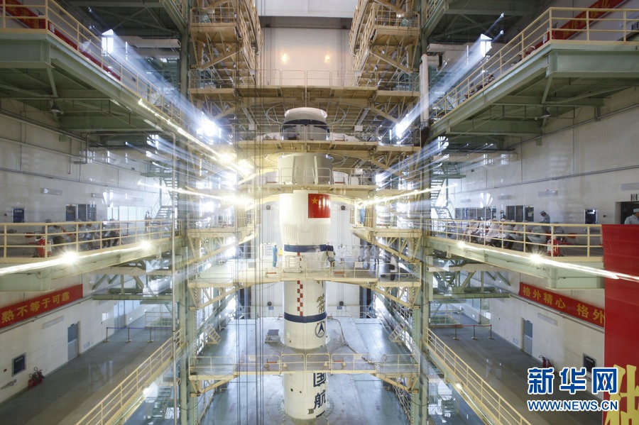 神舟十號飛船火箭組合體已垂直轉(zhuǎn)運至發(fā)射架