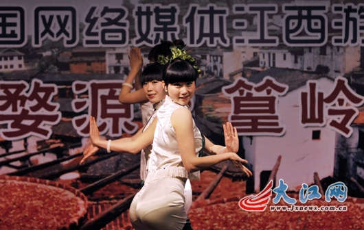 拒酒不拒茶 網(wǎng)媒記者齊聚婺源品好茶聽茶道