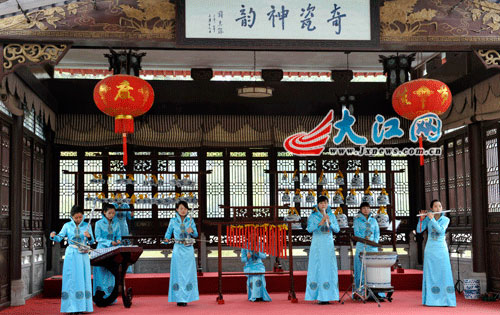 網(wǎng)媒記者聽古窯神韻 作經(jīng)典“打油詩(shī) ”