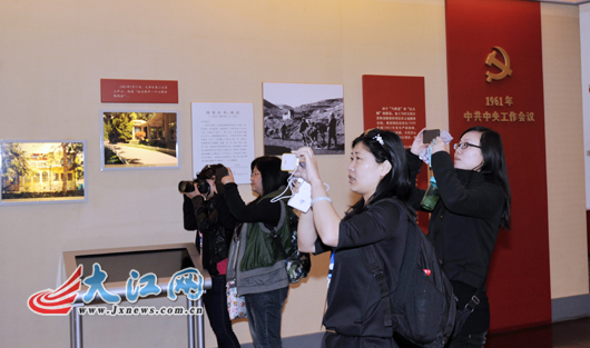 網(wǎng)媒記者廬山會(huì)議舊址“開(kāi)會(huì)” 和“毛主席”合影