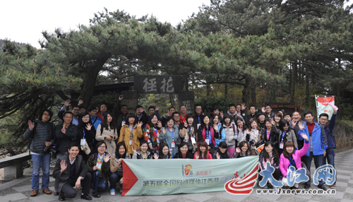 網(wǎng)媒記者在廬山花徑采風(fēng) 巧遇“桃花運(yùn)”