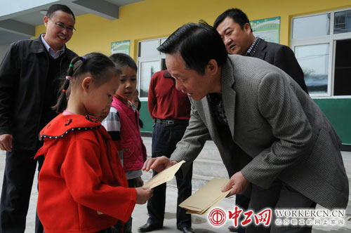 王圣發(fā):情系職工的創(chuàng)新者