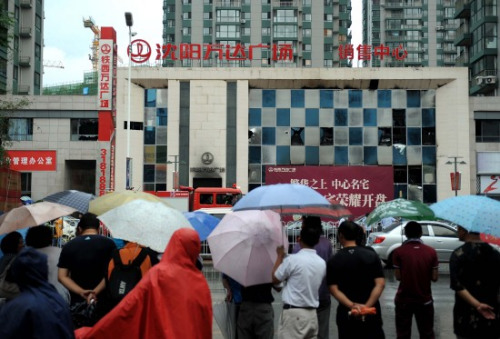 沈陽萬達(dá)廣場發(fā)生火災(zāi)致9死9傷 墻體爆裂(圖)